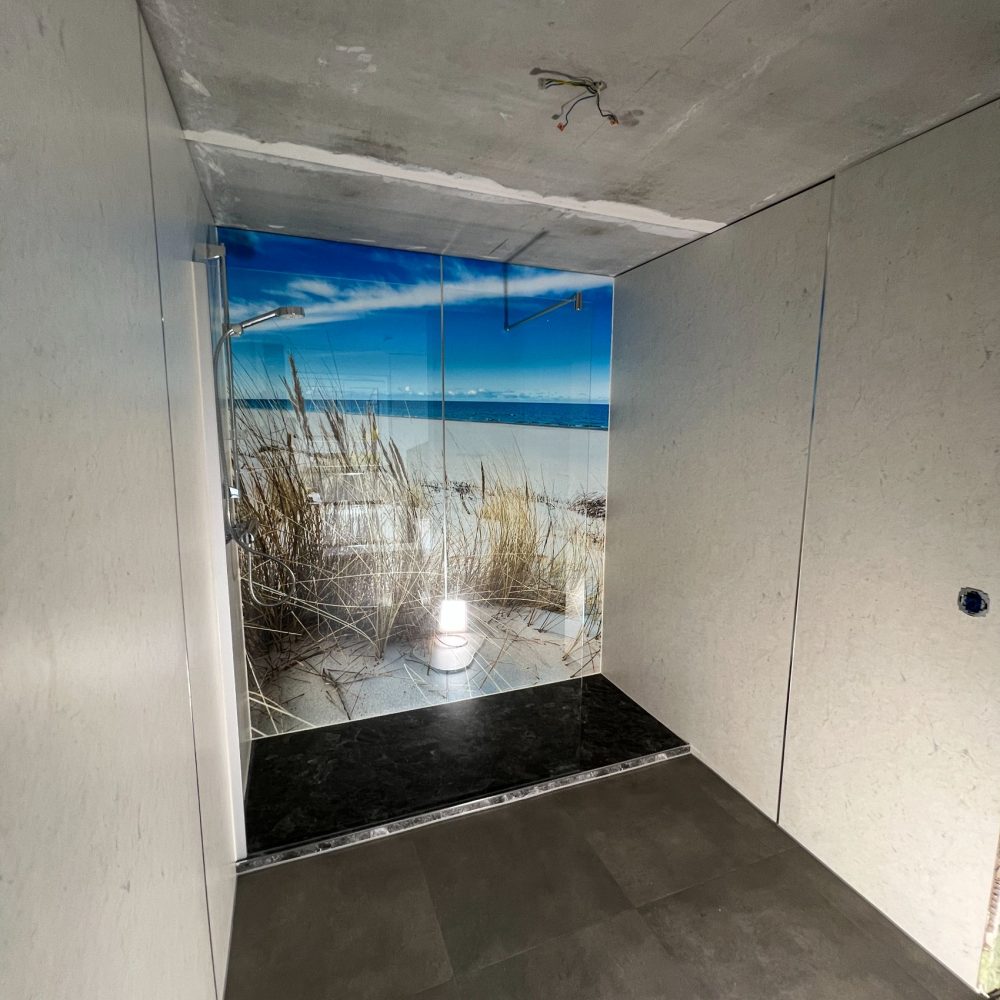 Fugenlose Badsanierung mit Duschrückwand in Trittau 2