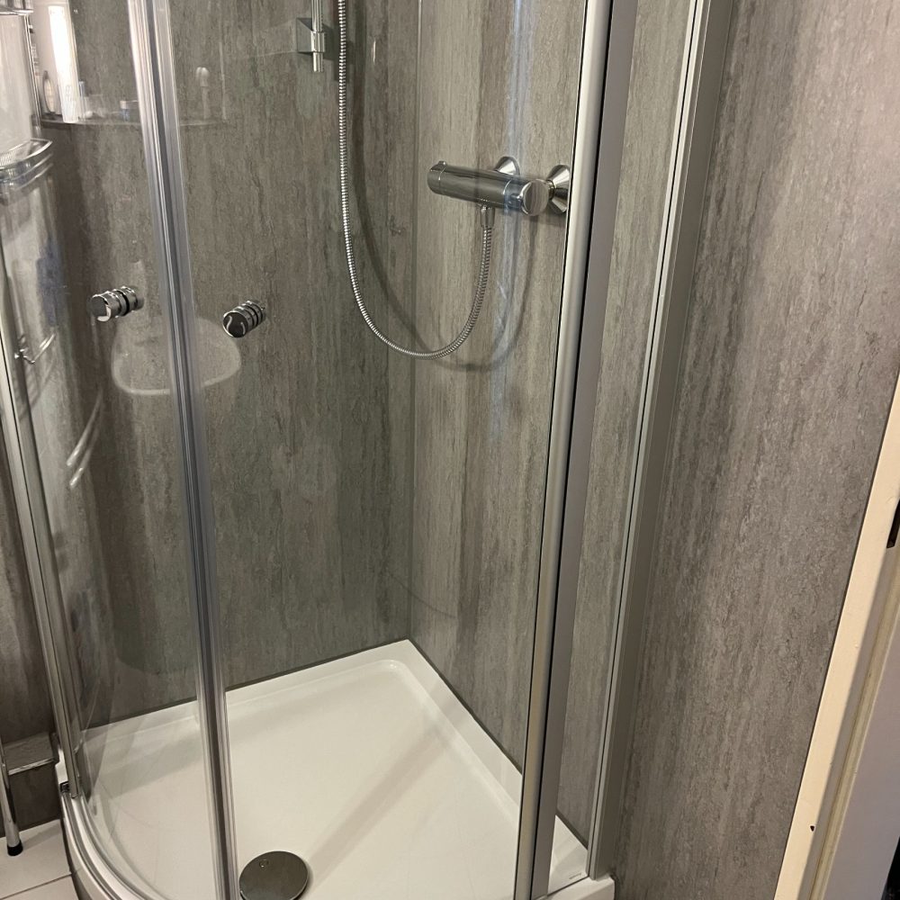 Teilbadsanierung einer Dusche mit neuem Waschtisch und WC in Ahrensburg 4